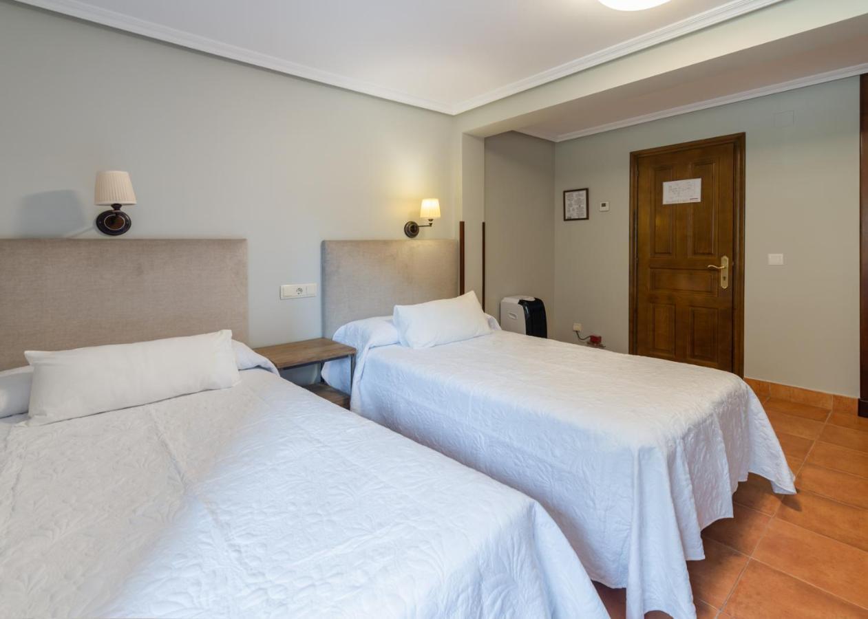 Logis Hotel Restaurante La Casa De Juansabeli Arenas De Cabrales Bagian luar foto