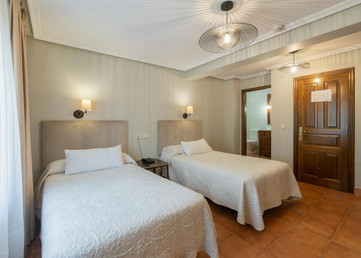 Logis Hotel Restaurante La Casa De Juansabeli Arenas De Cabrales Bagian luar foto