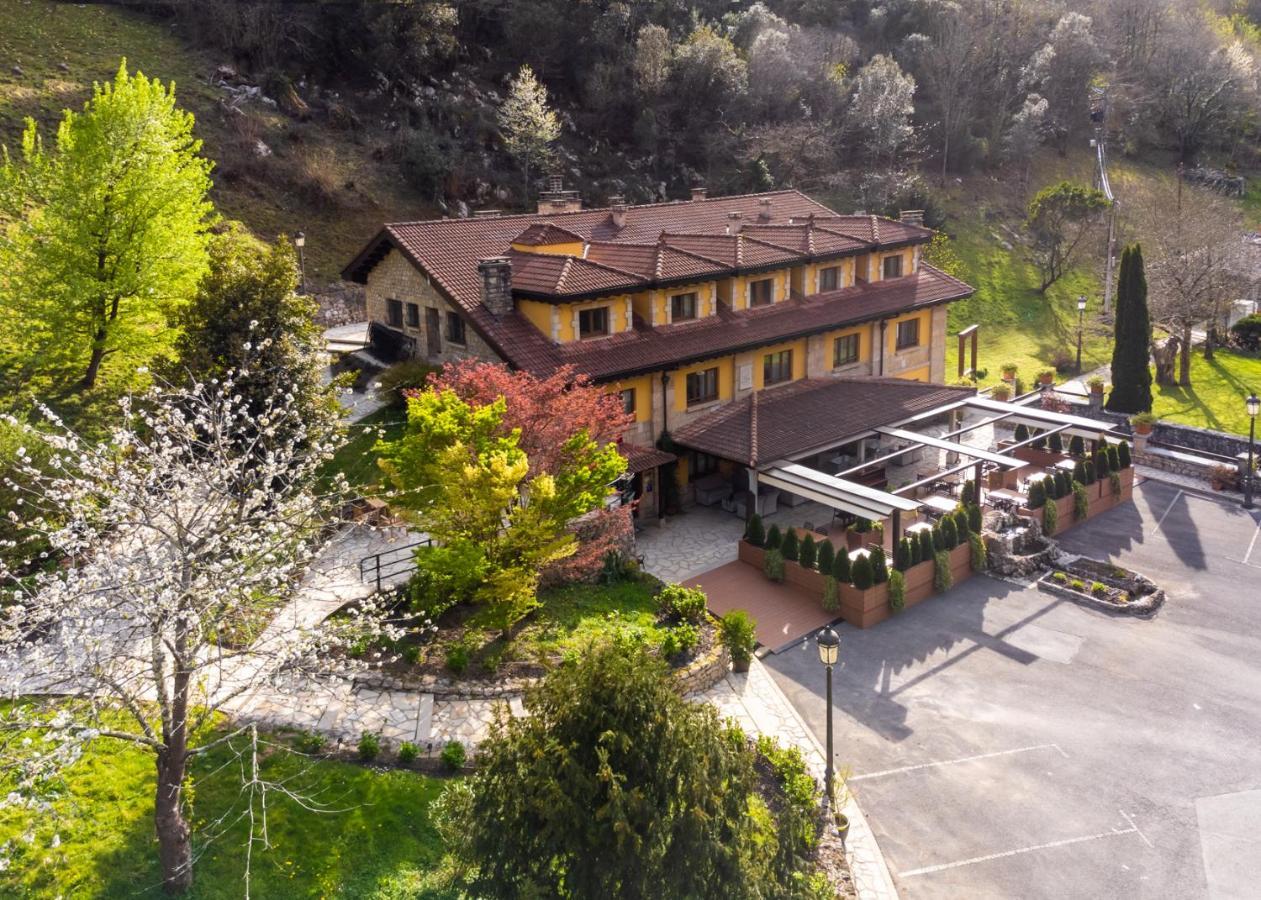 Logis Hotel Restaurante La Casa De Juansabeli Arenas De Cabrales Bagian luar foto