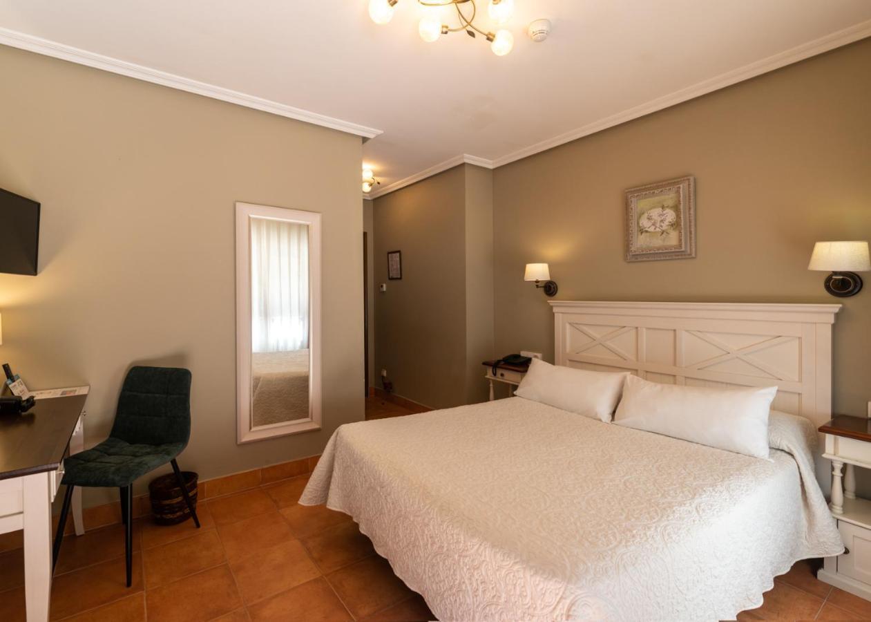 Logis Hotel Restaurante La Casa De Juansabeli Arenas De Cabrales Bagian luar foto