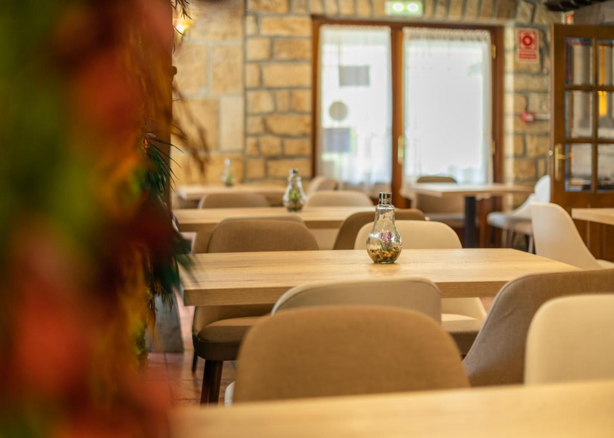 Logis Hotel Restaurante La Casa De Juansabeli Arenas De Cabrales Bagian luar foto